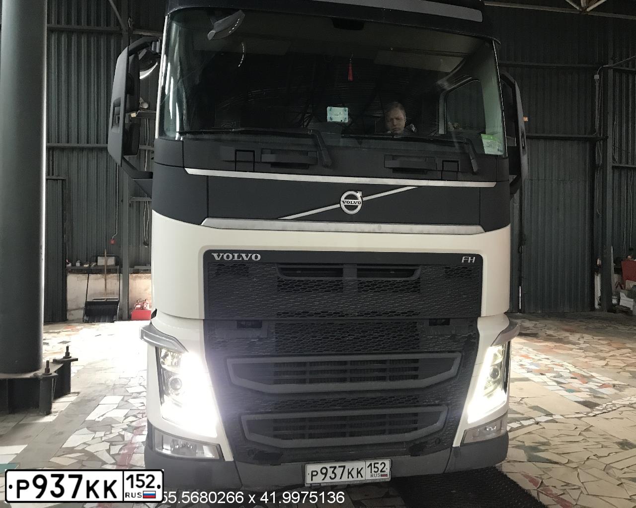 Фото автомобиля VOLVO SERIE FH /4X2/, 2018 — госномер Р059РВ27. Цвет: Белый