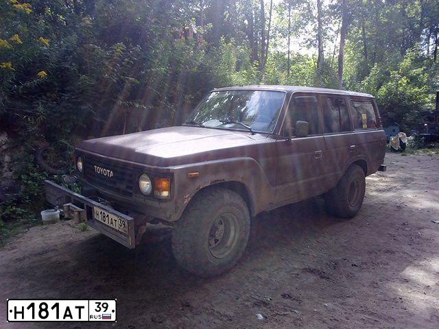 Фото автомобиля TOYOTA LAND CRUISER, 1983 — госномер С727СТ39. Цвет: ТЕМНО-ВИШНЕВЫЙ