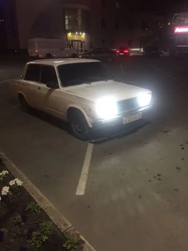 Фото автомобиля LADA 2105, 2003 — госномер Е332НК31. Цвет: ЯРКО-БЕЛЫЙ