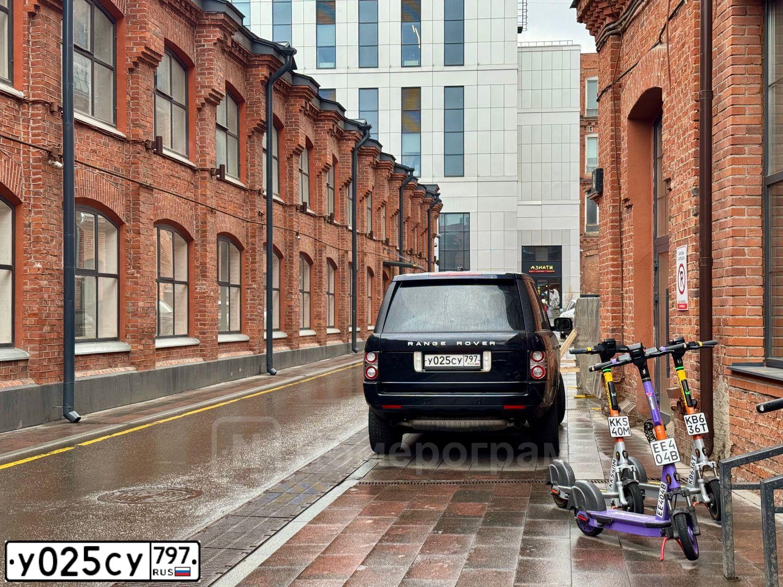 Фото автомобиля LANDROVER RANGE ROVER, 2005 — госномер У025СУ797. Цвет: Темно-синий