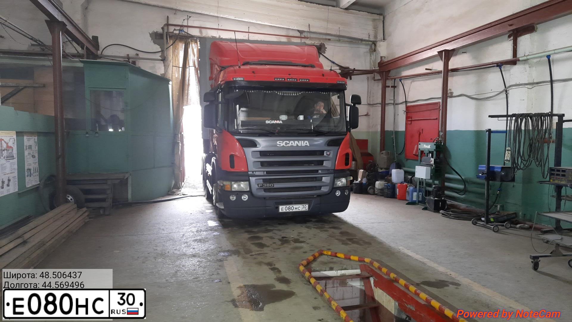 Фото автомобиля SCANIA P6X400 P440CA6X4HSZ, 2010 — госномер А661ХЕ252. Цвет: Красный