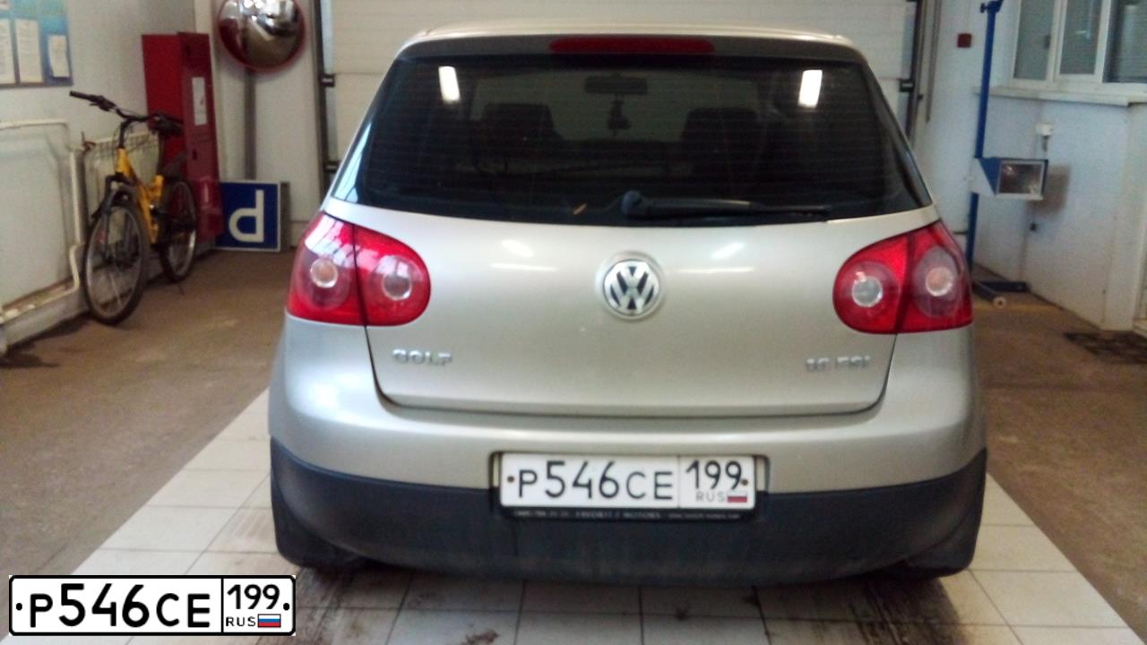 Фото автомобиля VOLKSWAGEN GOLF, 2004 — госномер Р475ОА150. Цвет: СЕРЫЙ