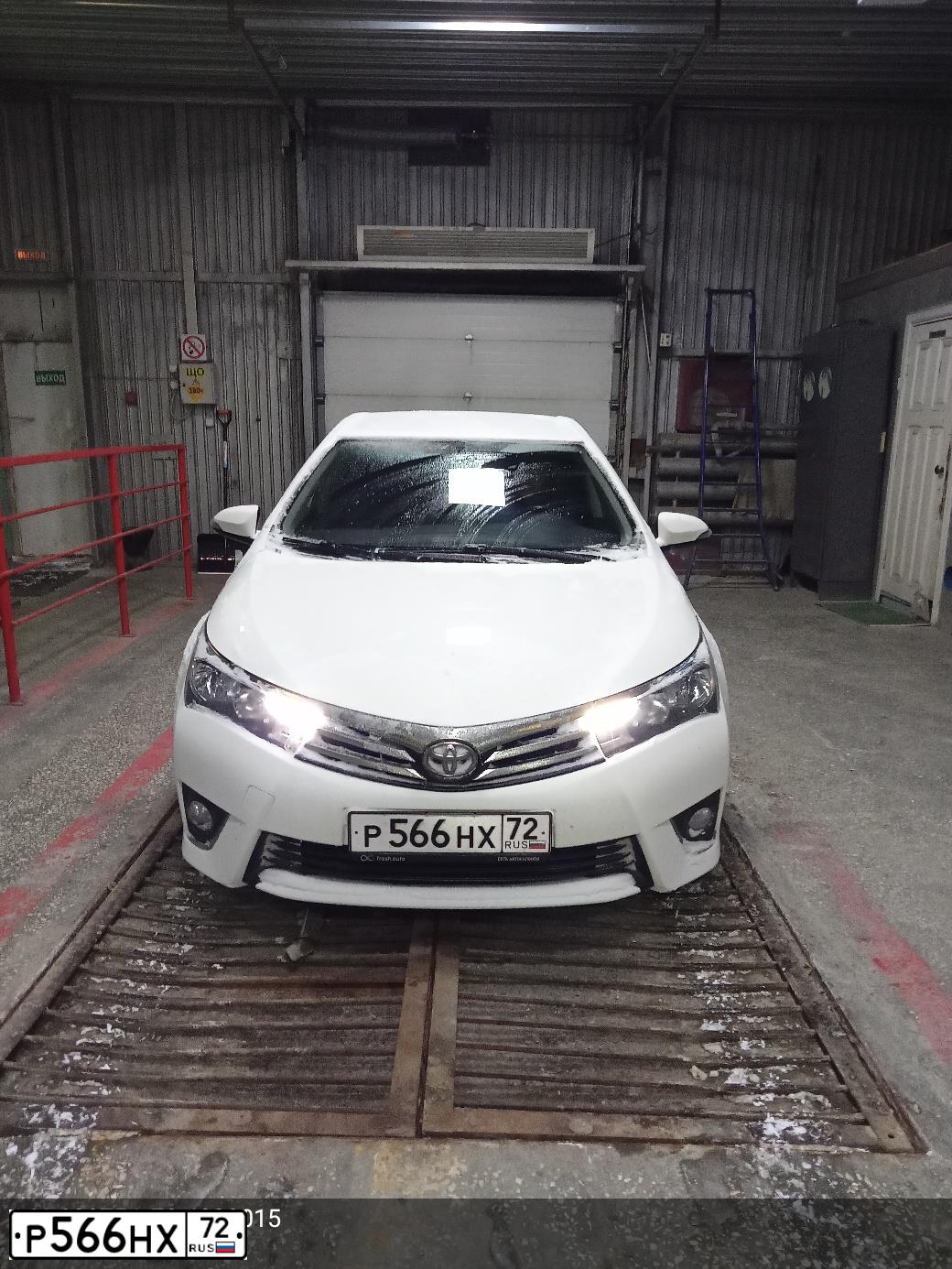 Фото автомобиля TOYOTA COROLLA, 2015 — госномер Е803НН186. Цвет: Белый