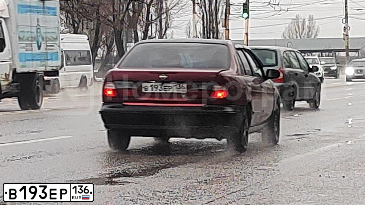 Фото автомобиля NISSAN ALMERA, 1999 — госномер В193ЕР136. Цвет: ВИШНЕВЫЙ