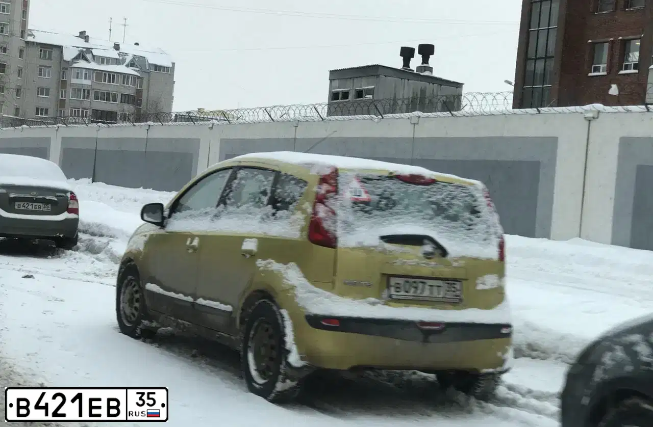 Фото автомобиля LADA 1118 KALINA, 2006 — госномер В421ЕВ35. Цвет: Темно-серый металлик