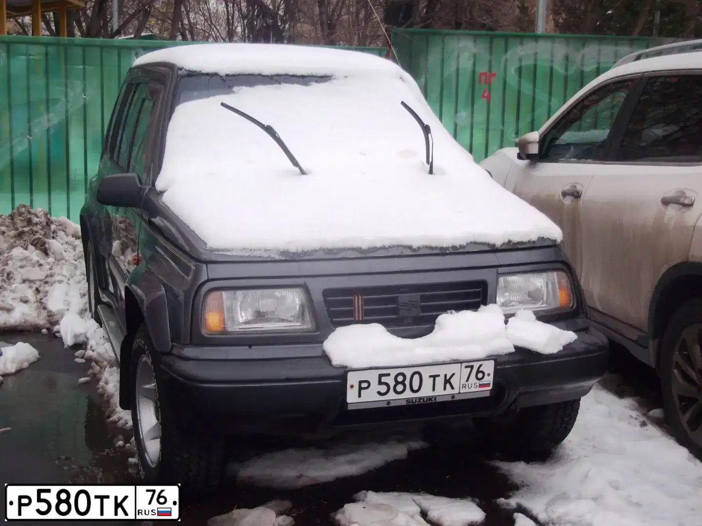 Фото автомобиля SUZUKI /GRAND/ VITARA, 1992 — госномер Р580ТК76. Цвет: ТЕМНО-СЕРЫЙ