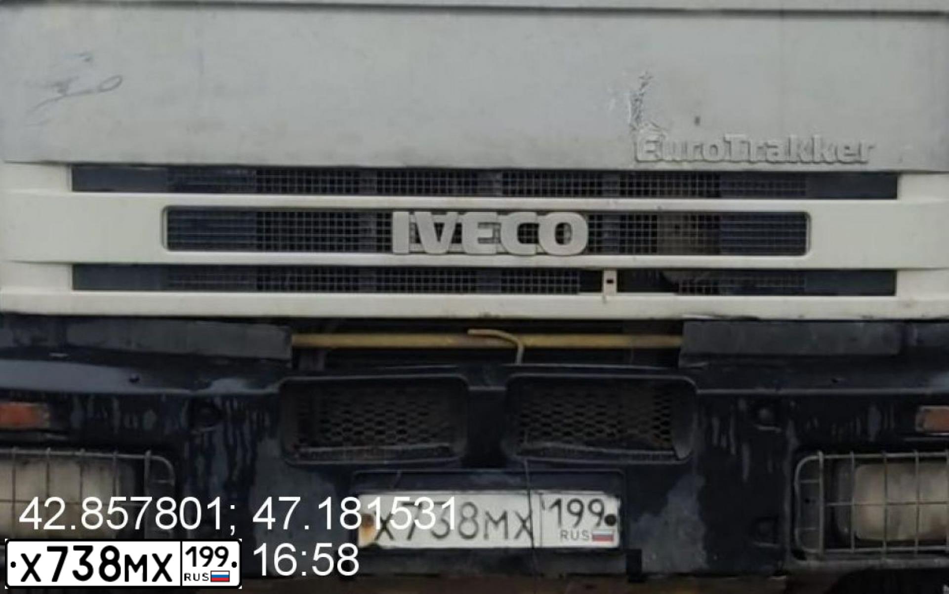 Фото автомобиля IVECO EUROTRAKKER/TRAKKER, 2004 — госномер Х738МХ199. Цвет: Белый