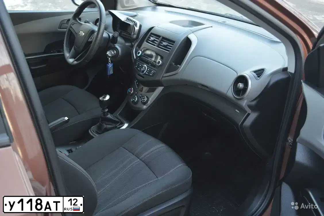 Фото автомобиля CHEVROLET AVEO, 2012 — госномер У118АТ12. Цвет: коричневый
