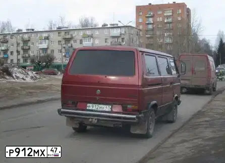 Фото автомобиля VOLKSWAGEN CARAVELLE, 1989 — госномер Р912МХ47. Цвет: КРАСНЫЙ