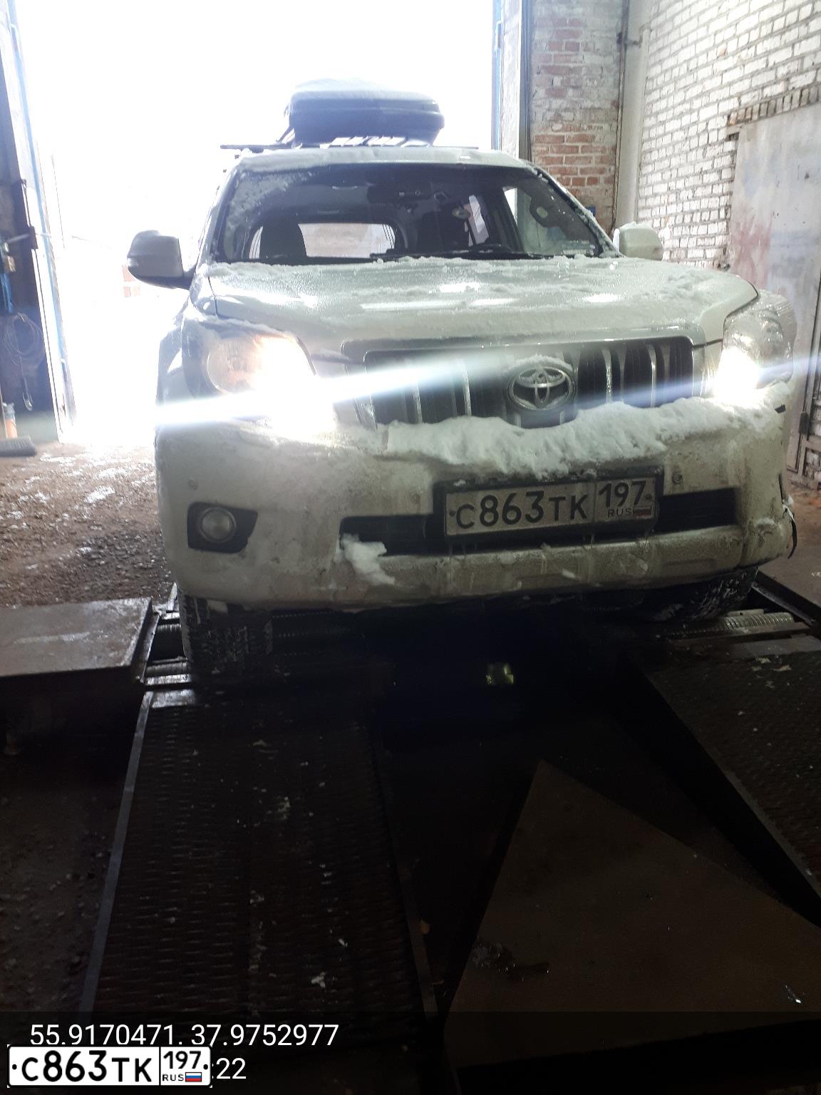 Фото автомобиля TOYOTA LANDCRUISER, 2011 — госномер У176МК790. Цвет: Белый