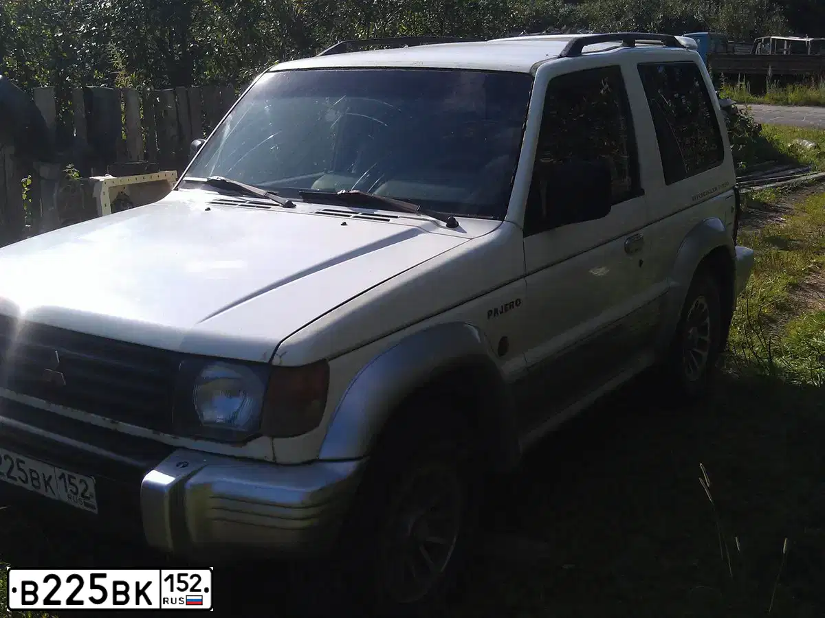 Фото автомобиля MITSUBISHI PAJERO, 1992 — госномер В225ВК152. Цвет: БЕЛЫЙ