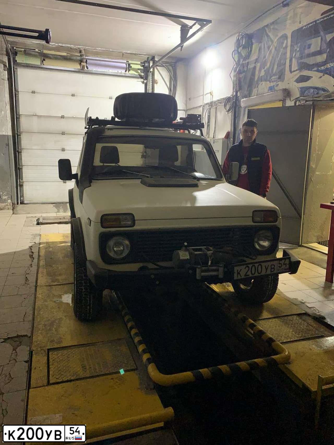 Фото автомобиля LADA 2121 NIVA, 1990 — госномер К200УВ54. Цвет: Белый