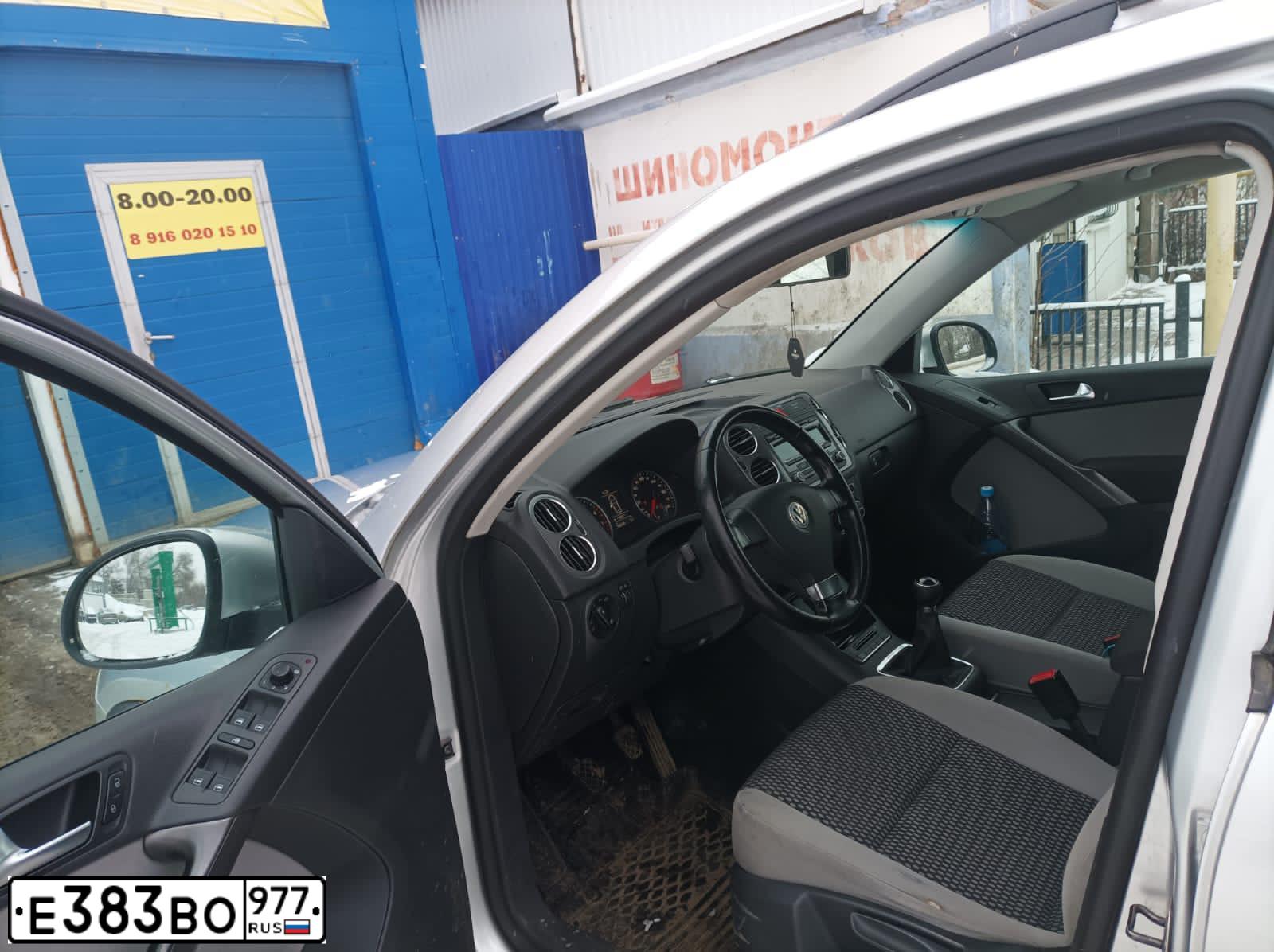 Фото автомобиля VOLKSWAGEN TIGUAN, 2009 — госномер Е027ВК198. Цвет: СЕРЕБРИСТЫЙ