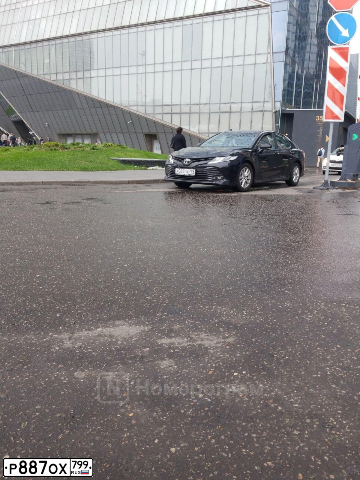 Фото автомобиля TOYOTA CAMRY, 2019 — госномер С534ХМ790. Цвет: ЧЕРНЫЙ МЕТАЛЛИК