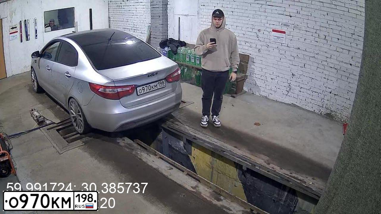 Фото автомобиля KIA RIO, 2013 — госномер О970КМ198. Цвет: СЕРЕБРИСТЫЙ