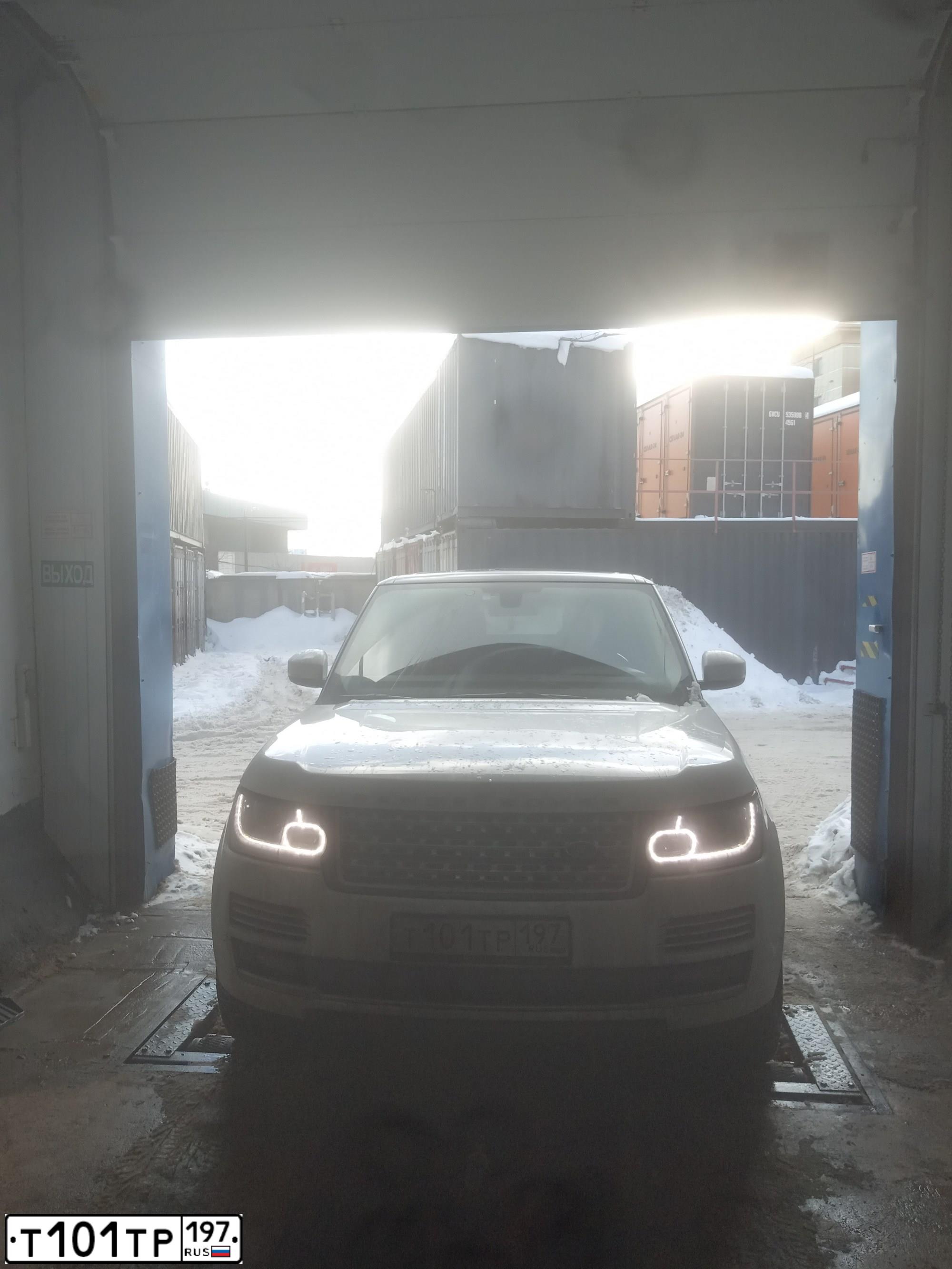 Фото автомобиля LANDROVER RANGE ROVER, 2015 — госномер Т571КО977. Цвет: ЯРКО - БЕЛЫЙ