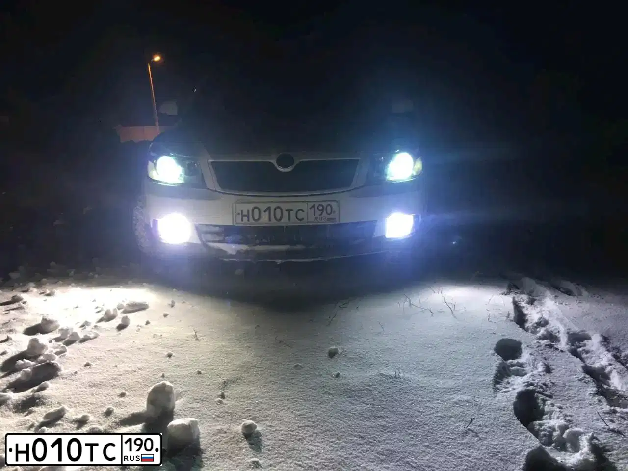 Фото автомобиля SKODA OCTAVIA, 2012 — госномер Н010ТС190. Цвет: БЕЛЫЙ