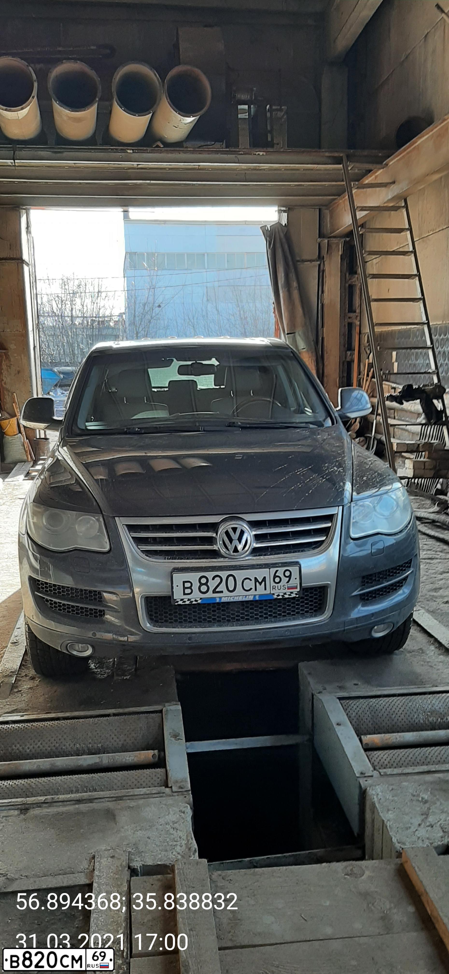 Фото автомобиля VOLKSWAGEN TOUAREG, 2008 — госномер В820СМ69. Цвет: СЕРЫЙ