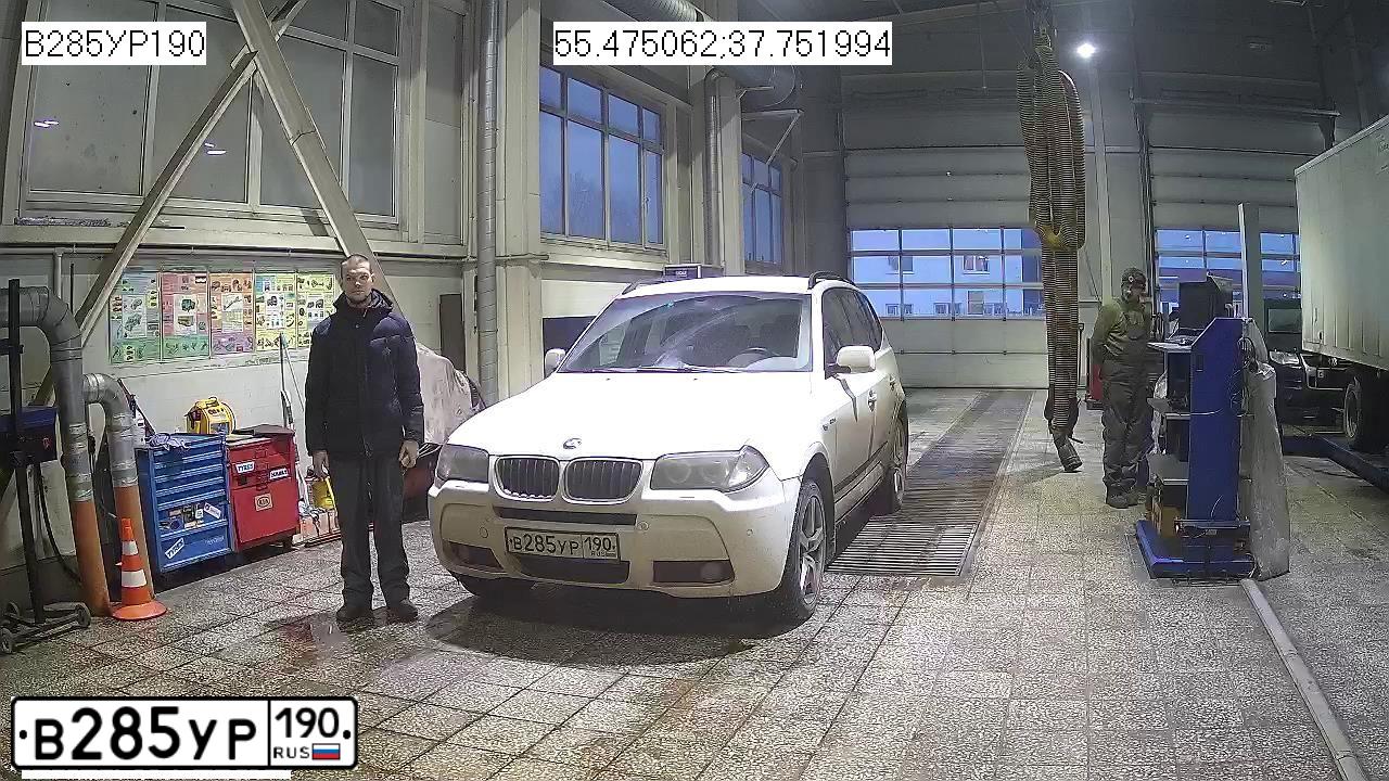 Фото автомобиля BMW X3, 2008 — госномер В285УР190. Цвет: Белый