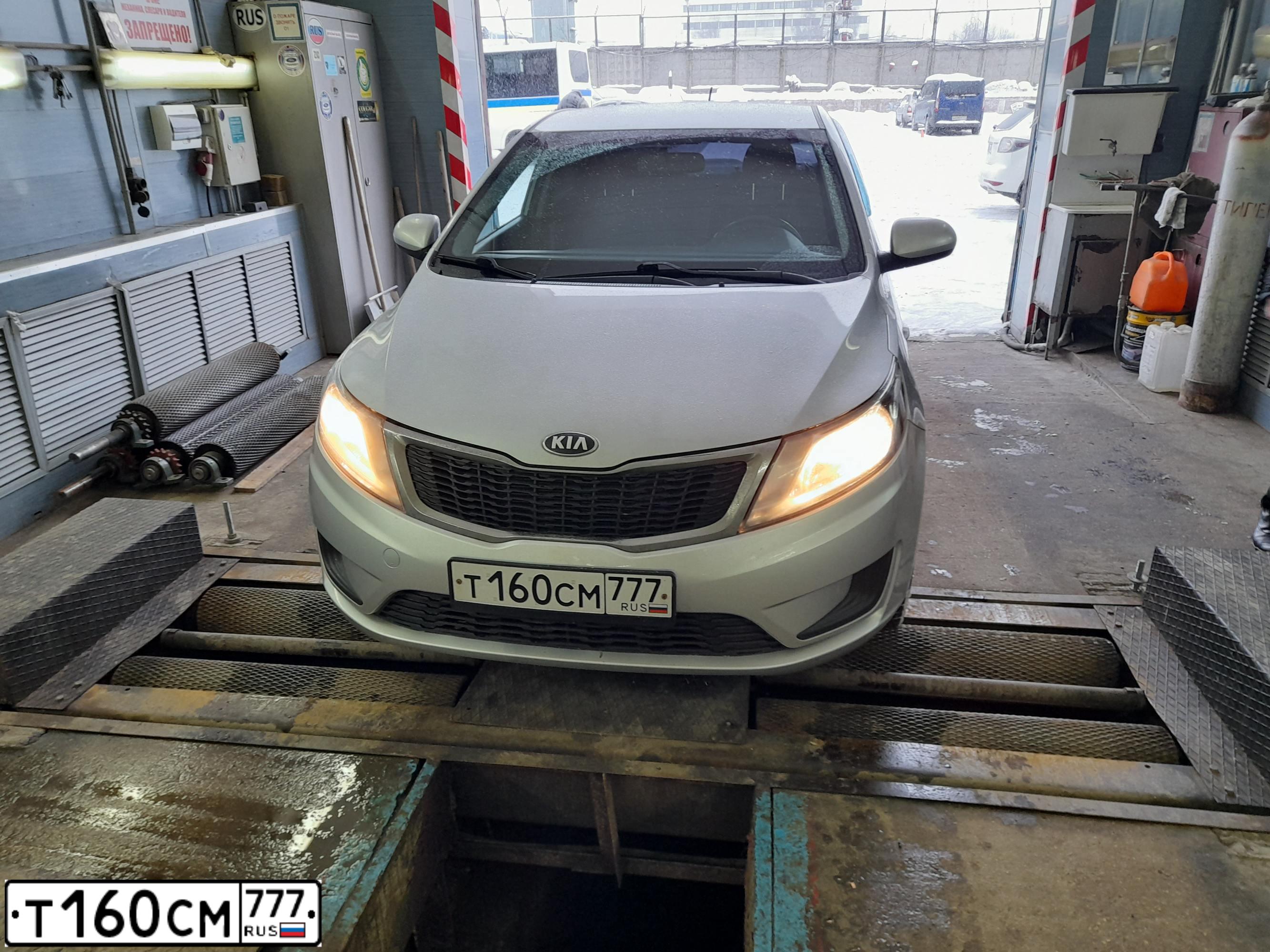 Фото автомобиля KIA RIO, 2014 — госномер Т160СМ777. Цвет: Серебристый