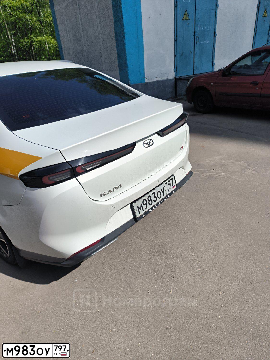 Фото автомобиля KAIYI E5, 2023 — госномер М983ОУ797. Цвет: БЕЛЫЙ ЖЕЛТЫЙ СЕРЫЙ
