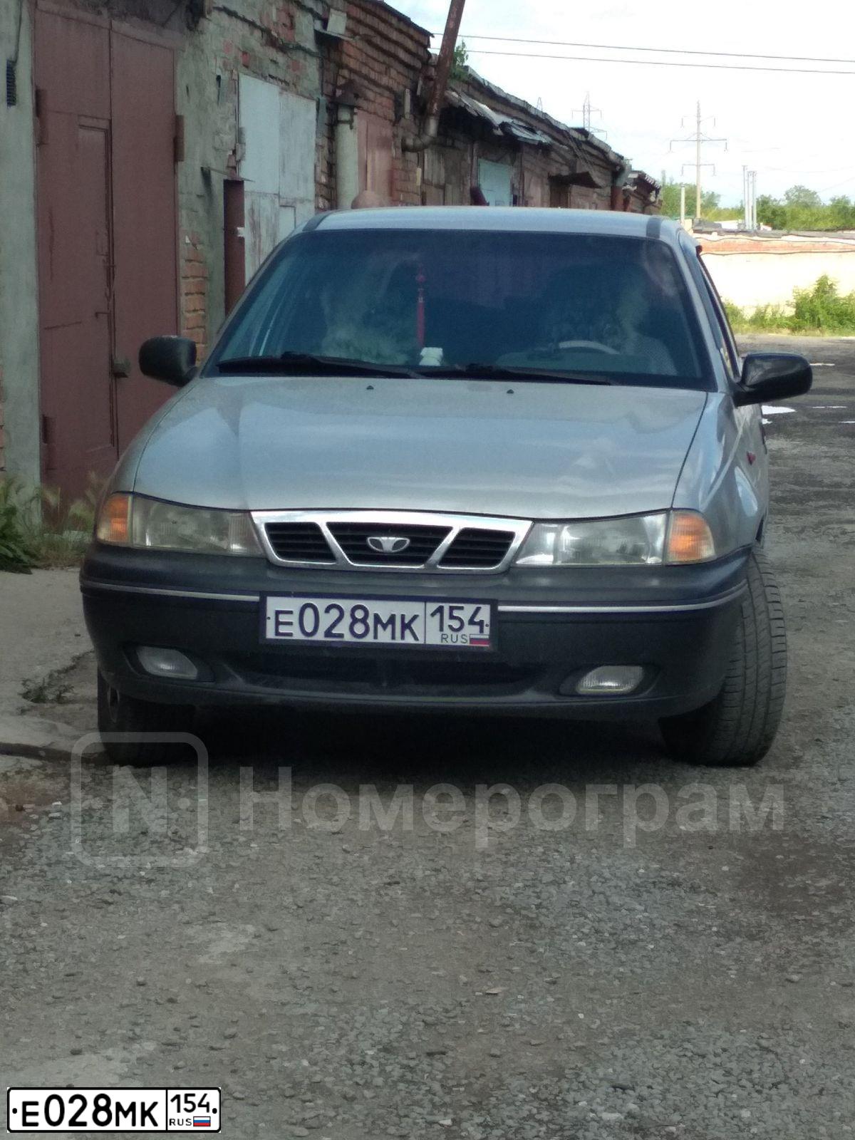 Фото автомобиля DAEWOO NEXIA, 2007 — госномер Е028МК154. Цвет: ПЕРЛАМУТРОВО СЕРЕБРИСТЫЙ