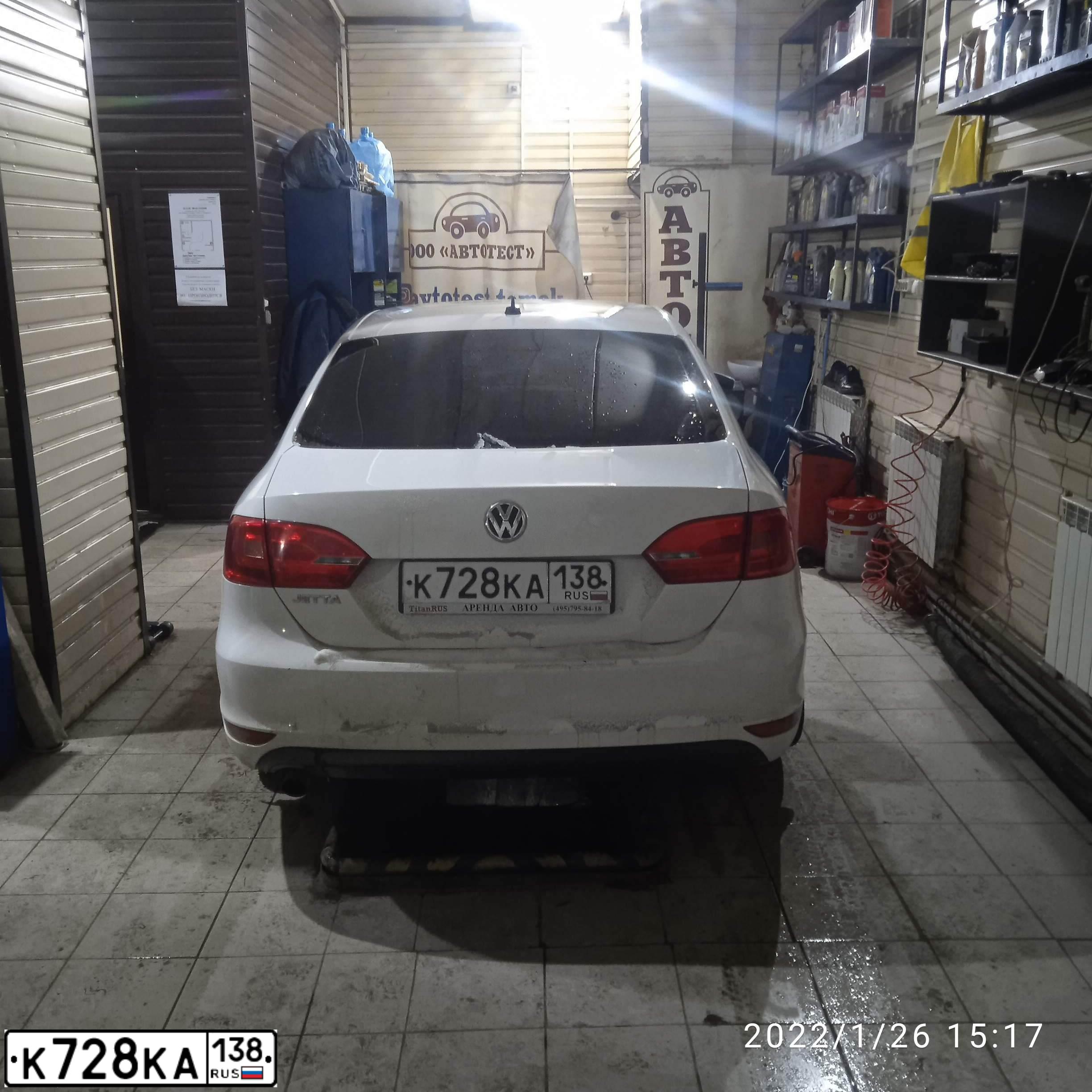 Фото автомобиля VOLKSWAGEN JETTA, 2014 — госномер О352ХС777. Цвет: Белый
