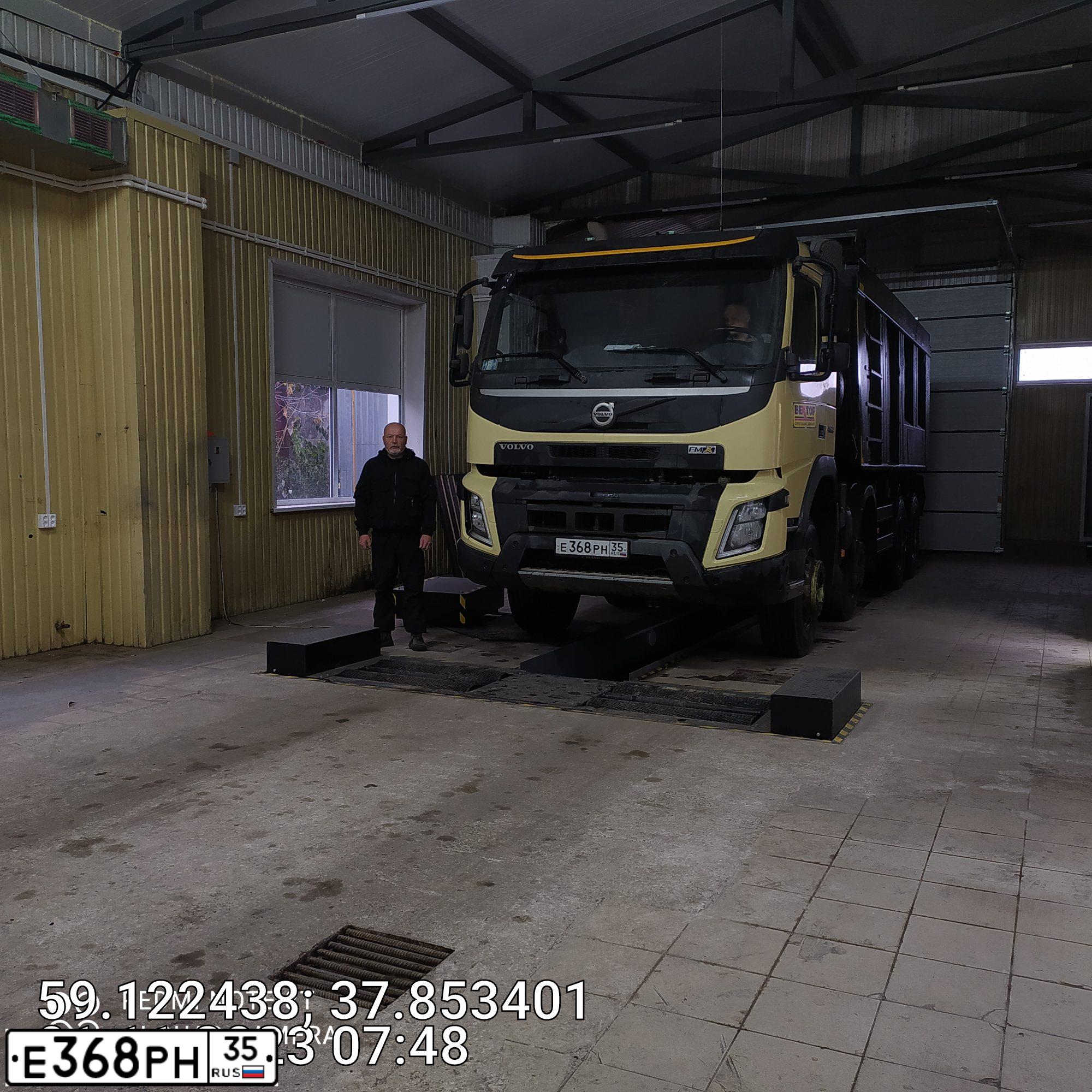 Фото автомобиля VOLVO SERIE FM /8X4/, 2015 — госномер Е368РН35. Цвет: ЖЕЛТЫЙ