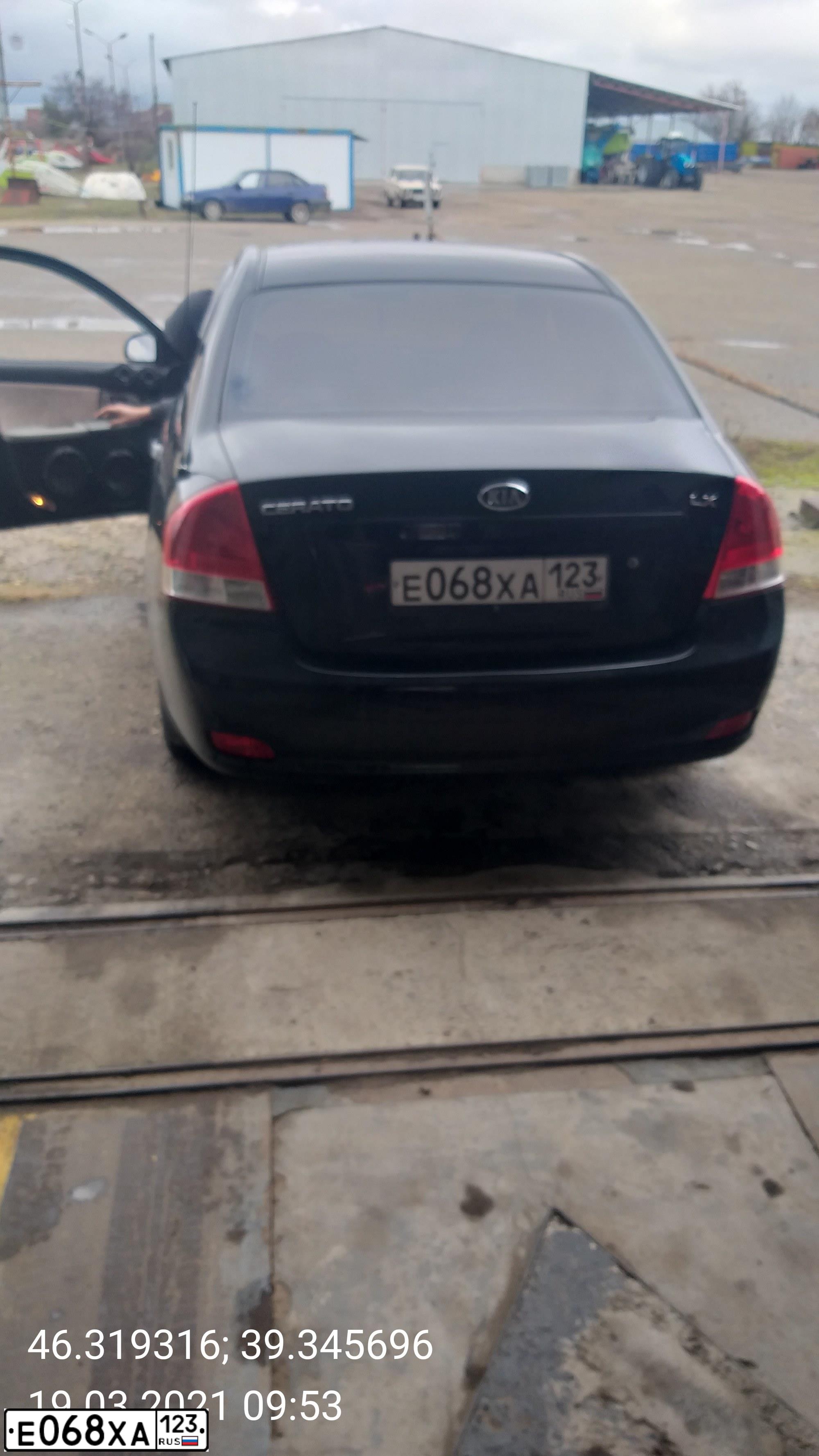 Фото автомобиля KIA CERATO, 2007 — госномер Е068ХА123. Цвет: ЧЕРНЫЙ