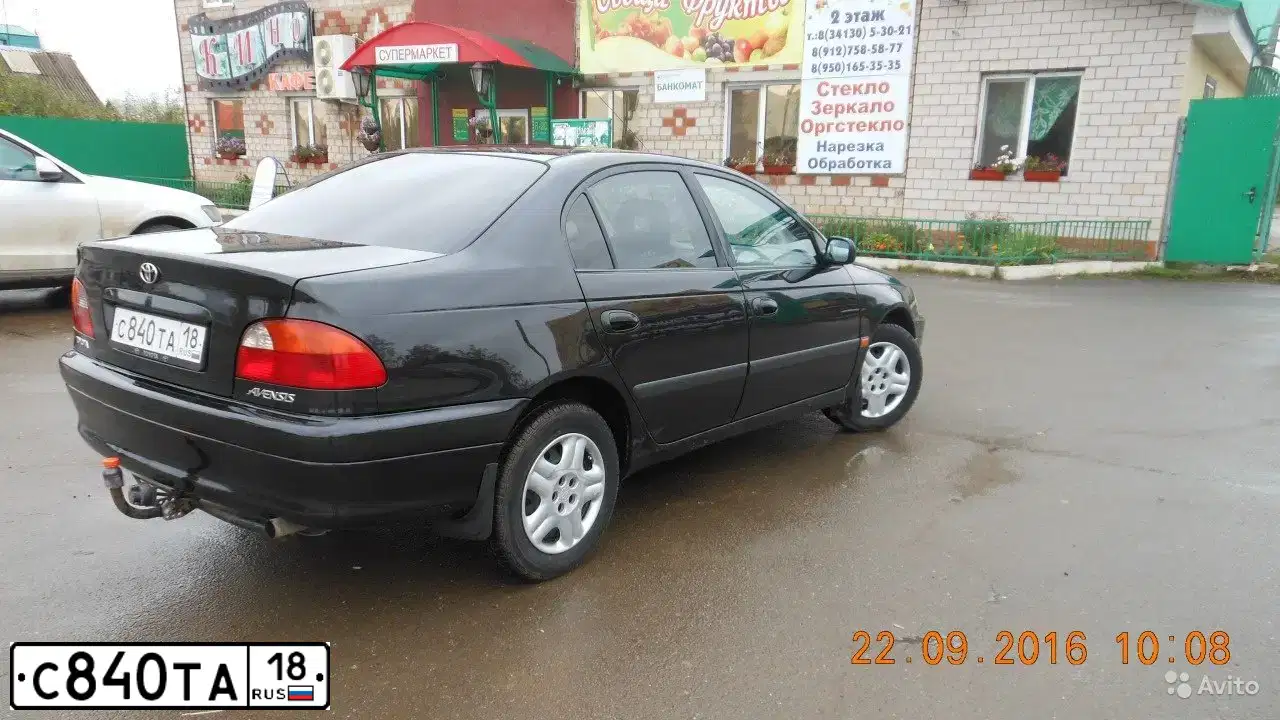 Фото автомобиля TOYOTA AVENSIS, 1999 — госномер Р028КР70. Цвет: ЧЕРНЫЙ