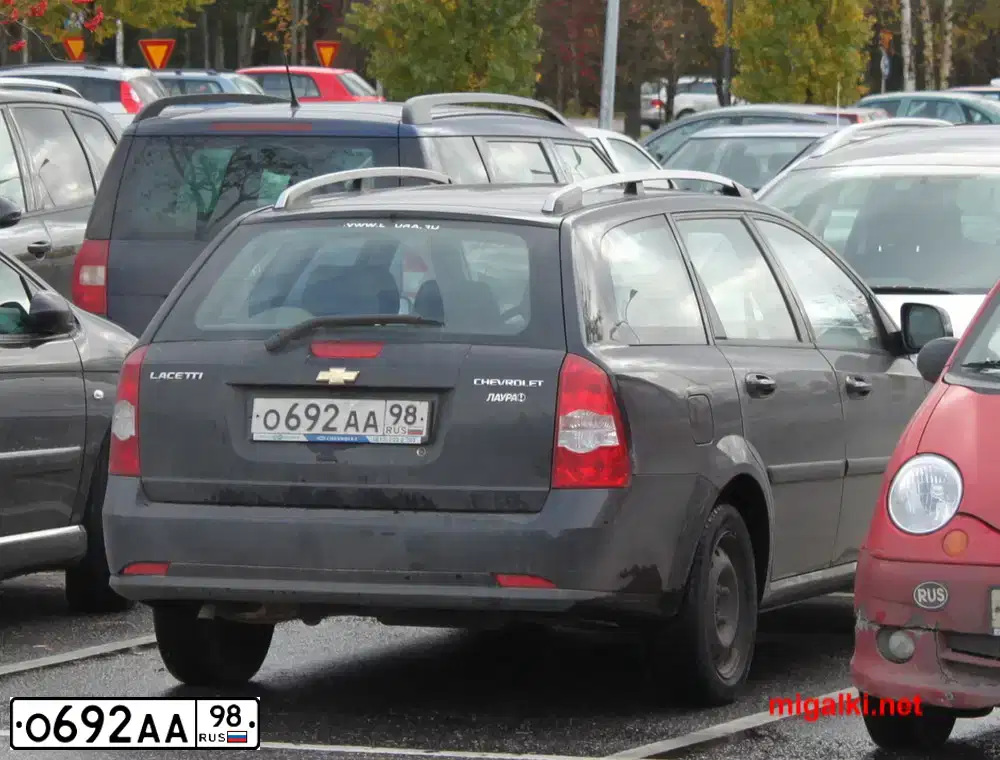 Фото автомобиля CHEVROLET LACETTI, 2011 — госномер О692АА98. Цвет: ЧЕРНЫЙ