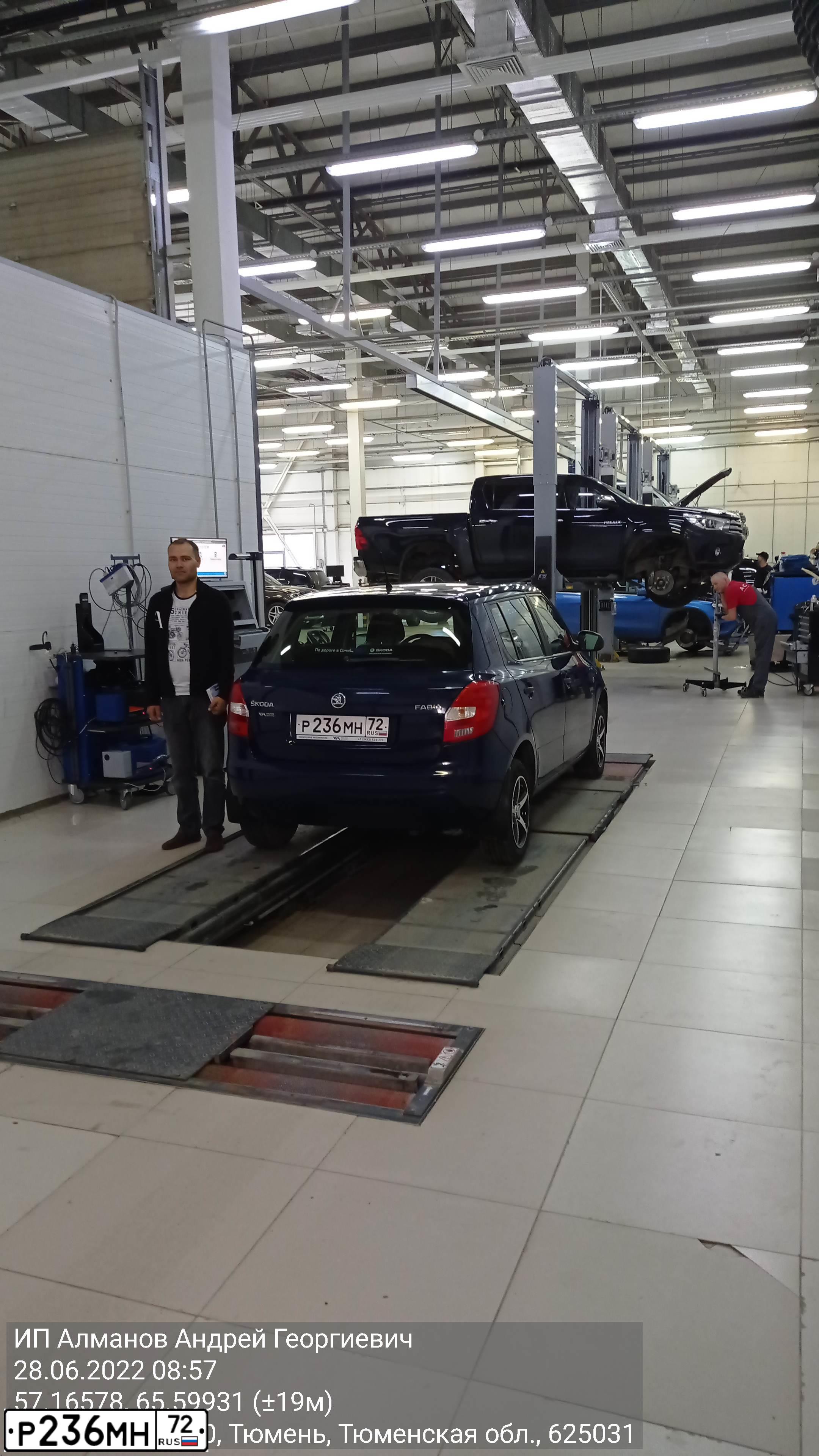 Фото автомобиля SKODA FABIA, 2013 — госномер У034ХТ72. Цвет: Темно-синий