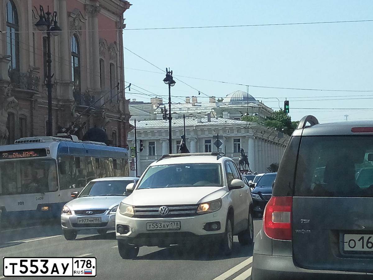 Фото автомобиля VOLKSWAGEN TIGUAN, 2013 — госномер Т553АУ178. Цвет: Белый
