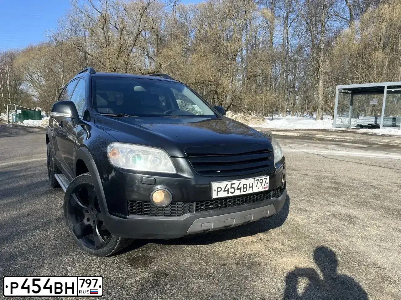 Фото автомобиля CHEVROLET CAPTIVA, 2010 — госномер Р454ВН797. Цвет: ЧЕРНЫЙ