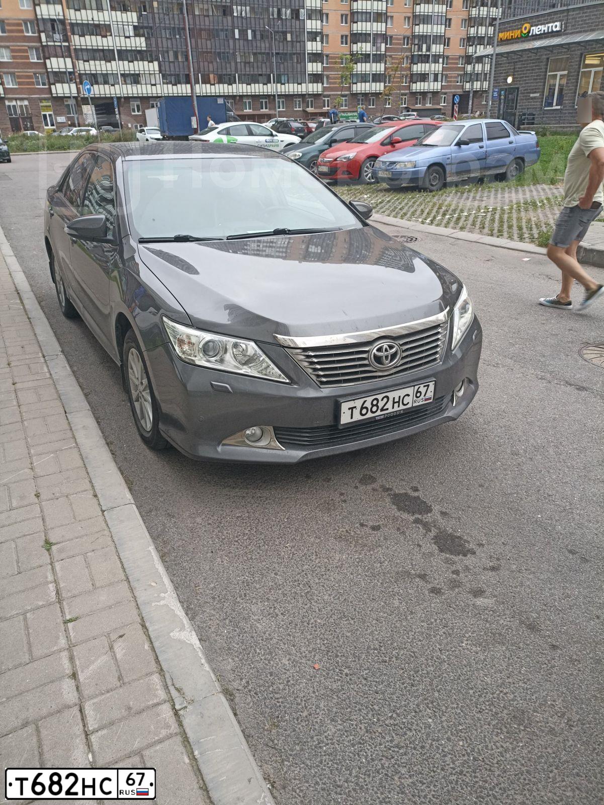 Фото автомобиля TOYOTA CAMRY, 2012 — госномер Т682НС67. Цвет: СЕРЫЙ МЕТАЛЛИК