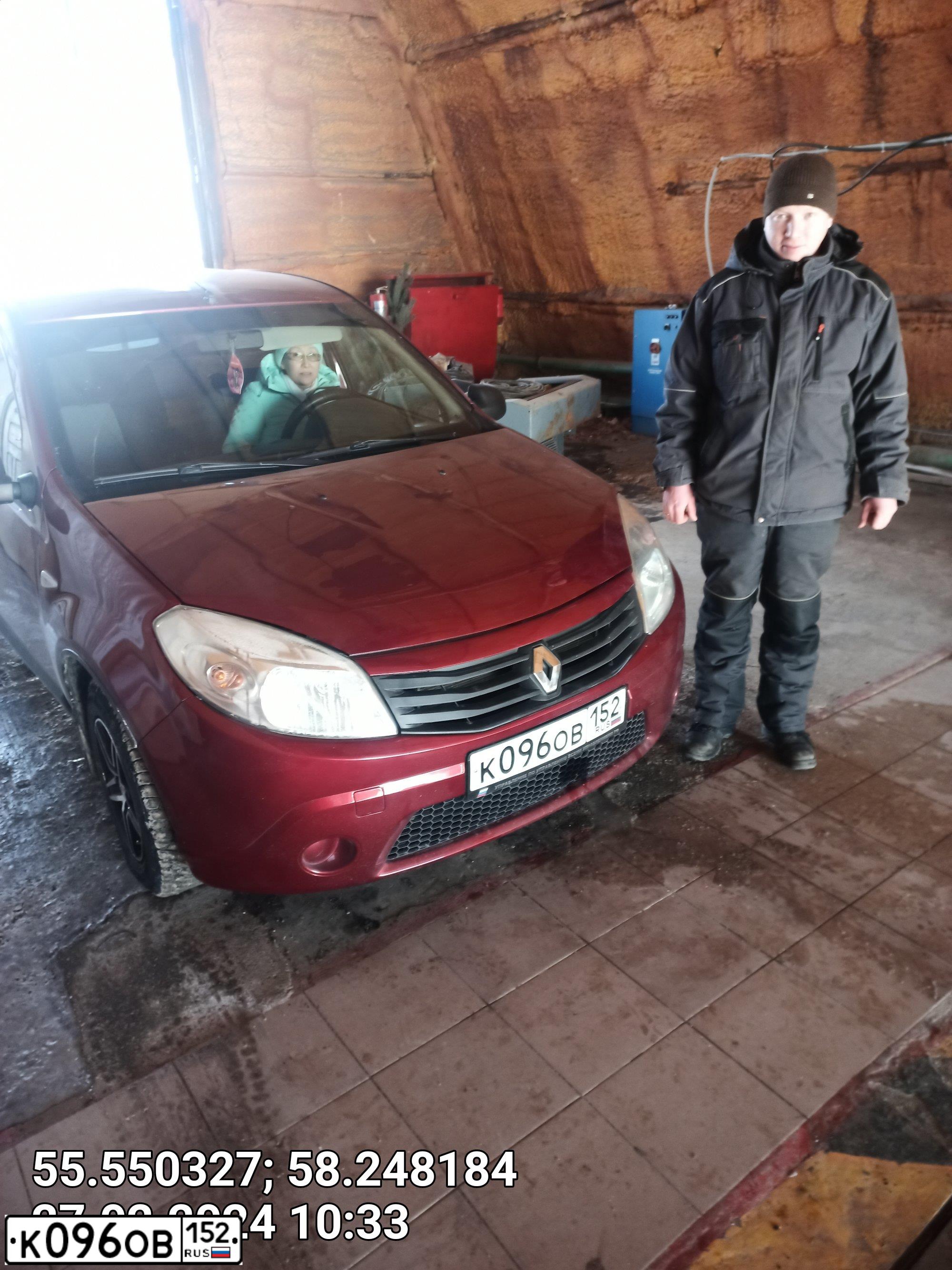 Фото автомобиля RENAULT SANDERO, 2012 — госномер К096ОВ152. Цвет: Красный