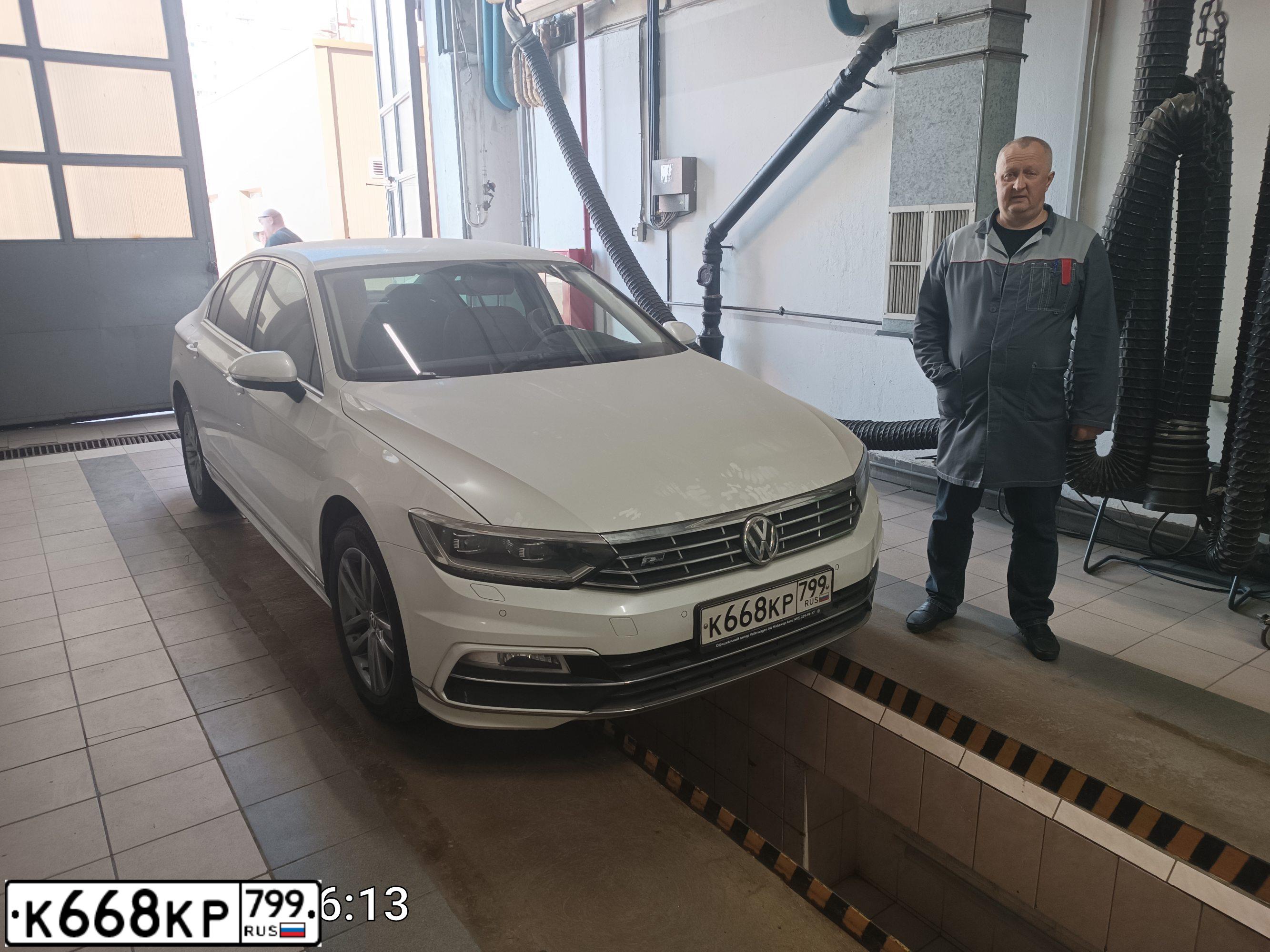 Фото автомобиля VOLKSWAGEN PASSAT, 2018 — госномер К668КР799. Цвет: Белый