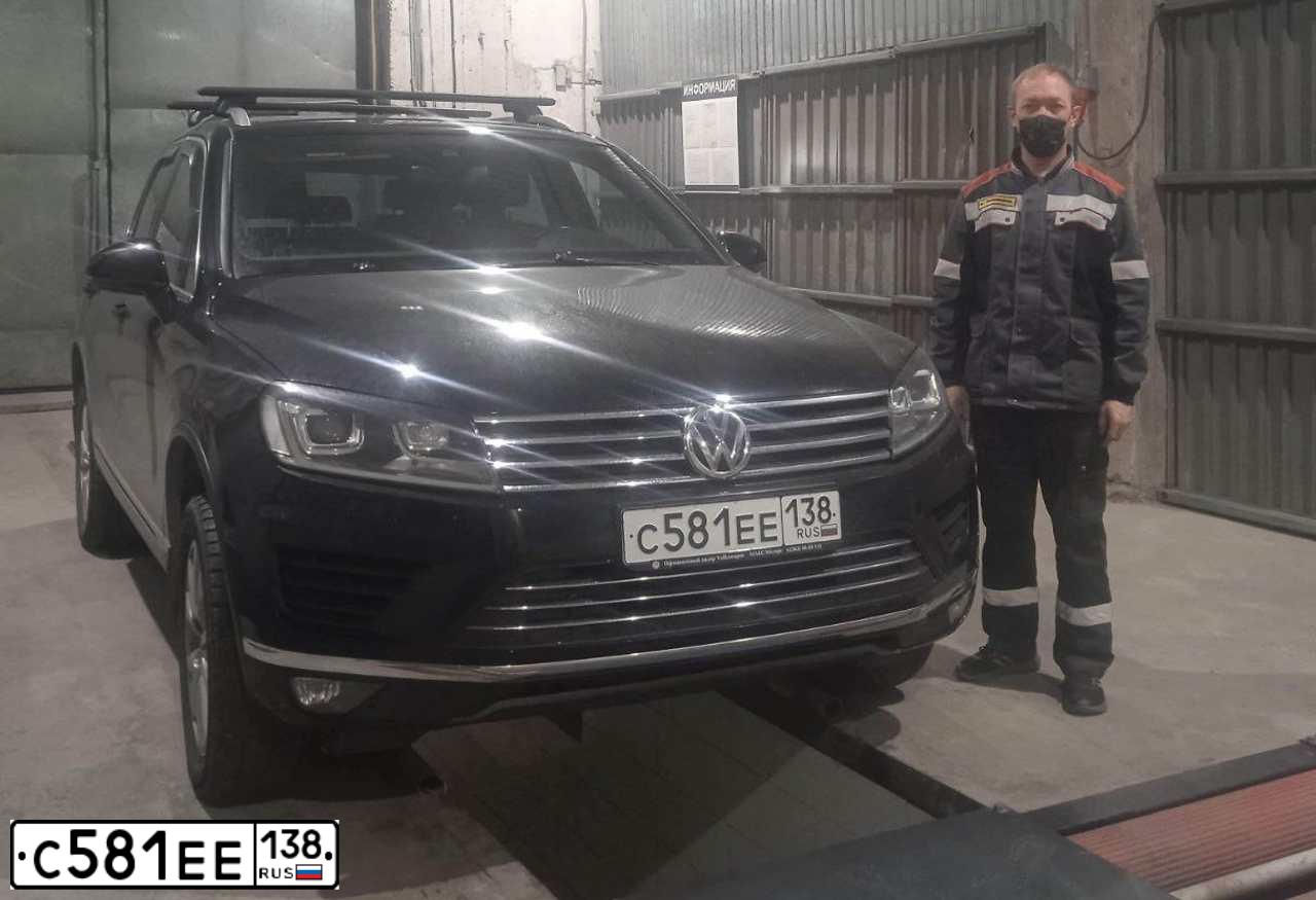 Фото автомобиля VOLKSWAGEN TOUAREG, 2015 — госномер Х686УТ38. Цвет: ЧЕРНЫЙ