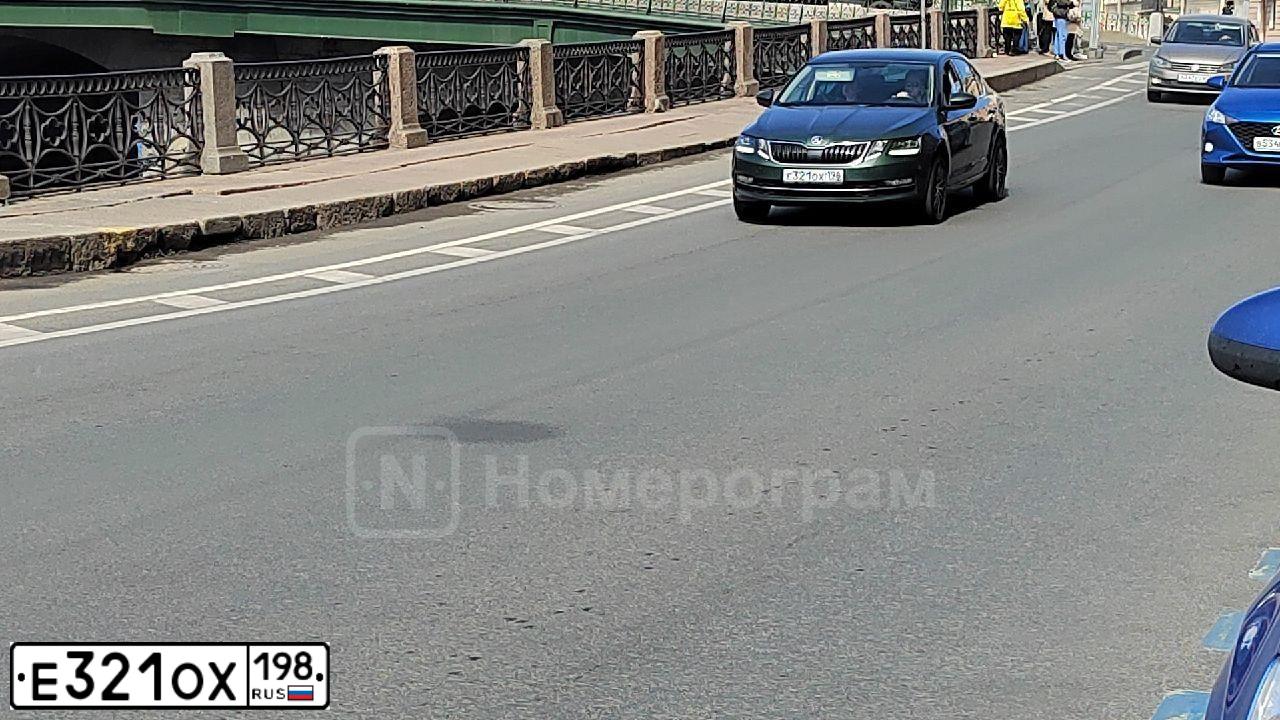Фото автомобиля SKODA OCTAVIA, 2019 — госномер Е321ОХ198. Цвет: ЗЕЛЕНЫЙ