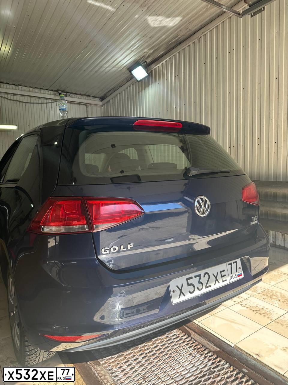 Фото автомобиля VOLKSWAGEN GOLF, 2013 — госномер Х532ХЕ77. Цвет: СИНИЙ ТЕМНЫЙ