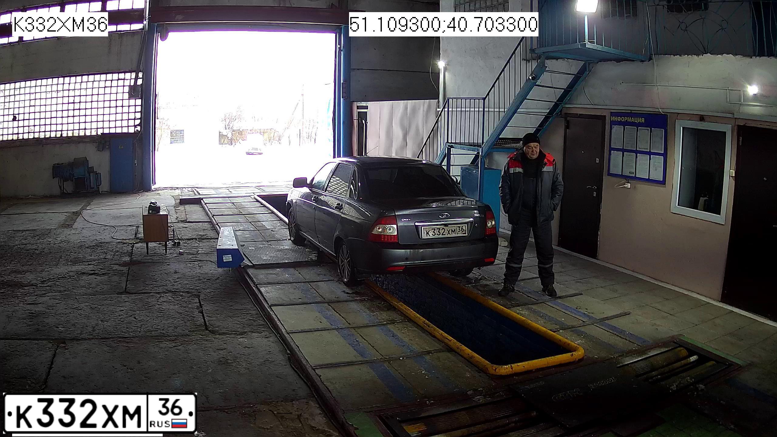 Фото автомобиля LADA 2170 PRIORA, 2013 — госномер К332ХМ36. Цвет: СЕРЕБРИСТО-ТЕМНО-СЕРЫЙ