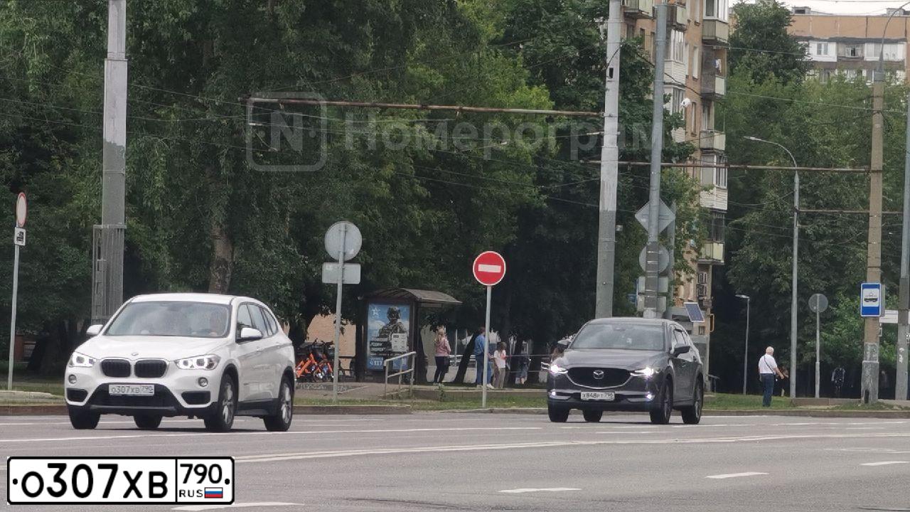 Фото автомобиля BMW X1, 2017 — госномер О307ХВ790. Цвет: БЕЛЫЙ МЕТАЛЛИК