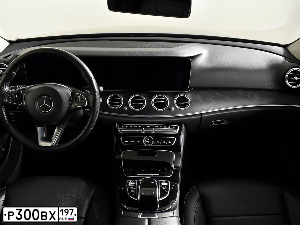 Фото автомобиля NISSAN QASHQAI, 2010 — госномер Р300ВХ197. Цвет: Белый