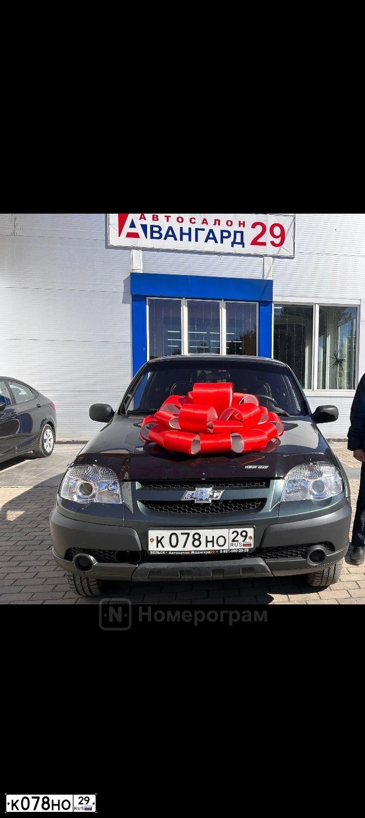 Фото автомобиля CHEVROLET NIVA, 2011 — госномер К078НО29. Цвет: темный серо-зеленый металлик