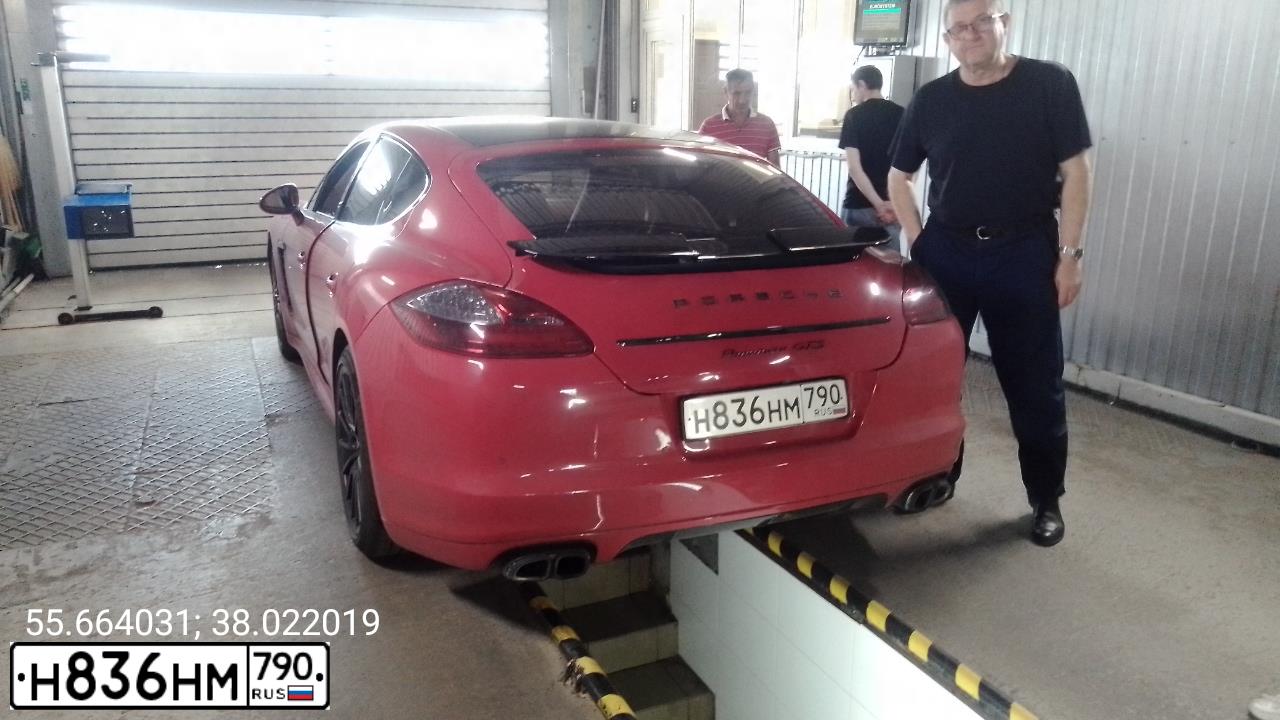 Фото автомобиля PORSCHE PANAMERA, 2012 — госномер М080ОА82. Цвет: Красный