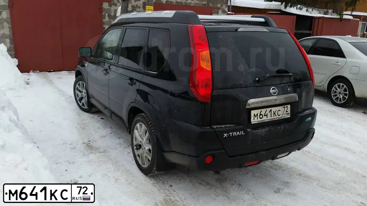 Фото автомобиля NISSAN X-TRAIL, 2010 — госномер Т500ЕТ72. Цвет: ЧЕРНЫЙ