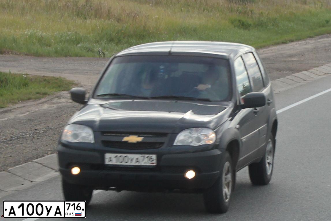 Фото автомобиля CHEVROLET NIVA, 2018 — госномер А100УА716. Цвет: Черно-синий металлик