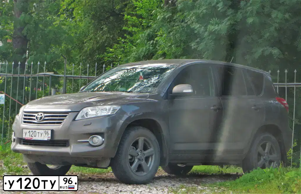 Фото автомобиля TOYOTA RAV4, 2012 — госномер У120ТУ96. Цвет: КОРИЧНЕВЫЙ
