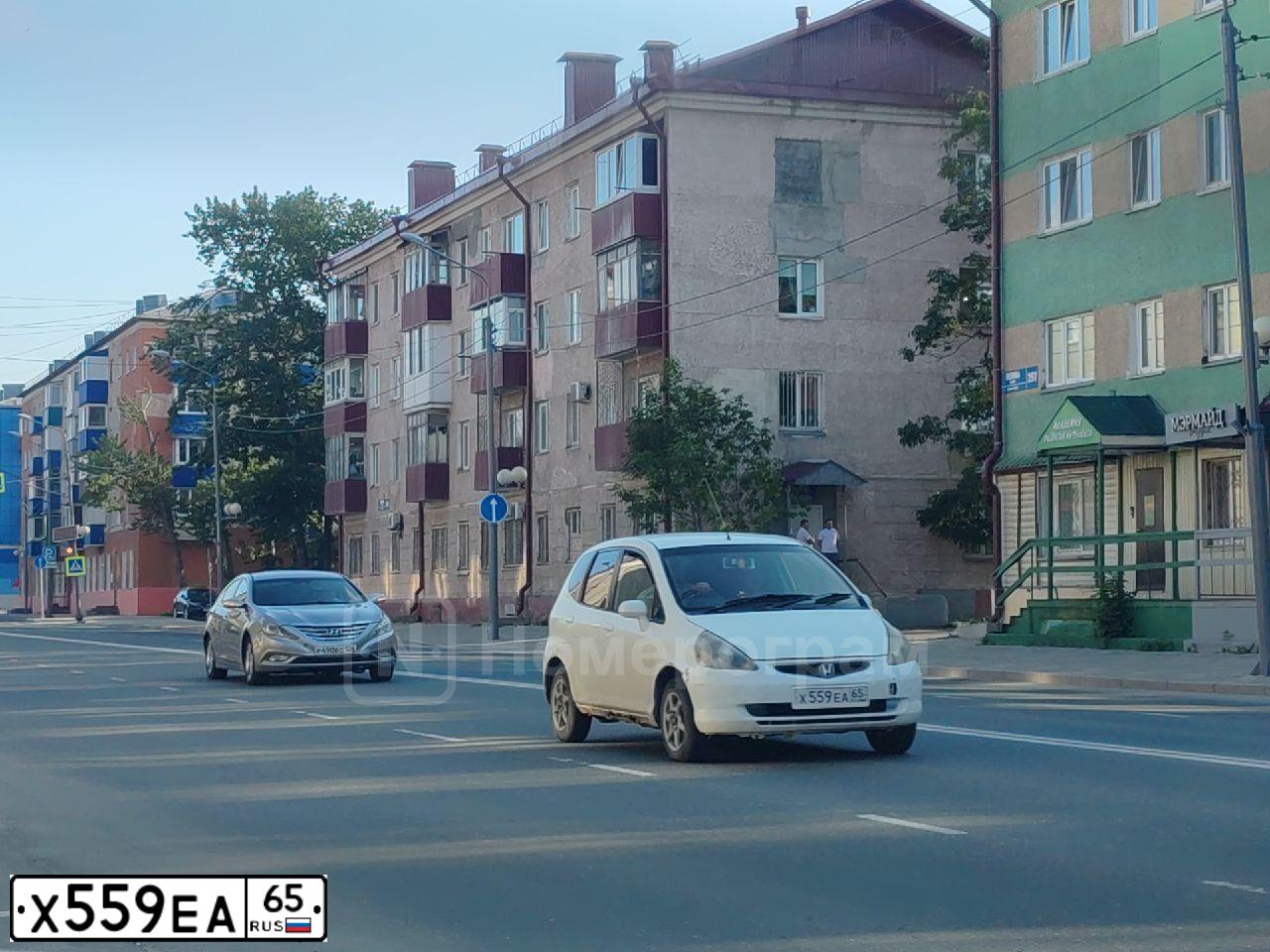 Фото автомобиля ХОНДА ФИТ ХОНДА ФИТ, 2002 — госномер Х559ЕА65. Цвет: Белый