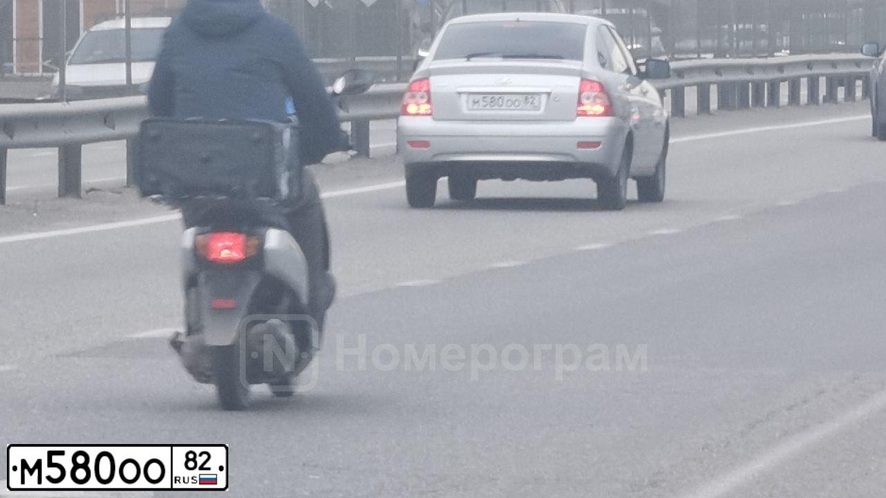Фото автомобиля LADA 2172 PRIORA, 2011 — госномер У002СН197. Цвет: СВЕТЛО-СЕРЕБРИСТЫЙ  МЕТАЛЛИК
